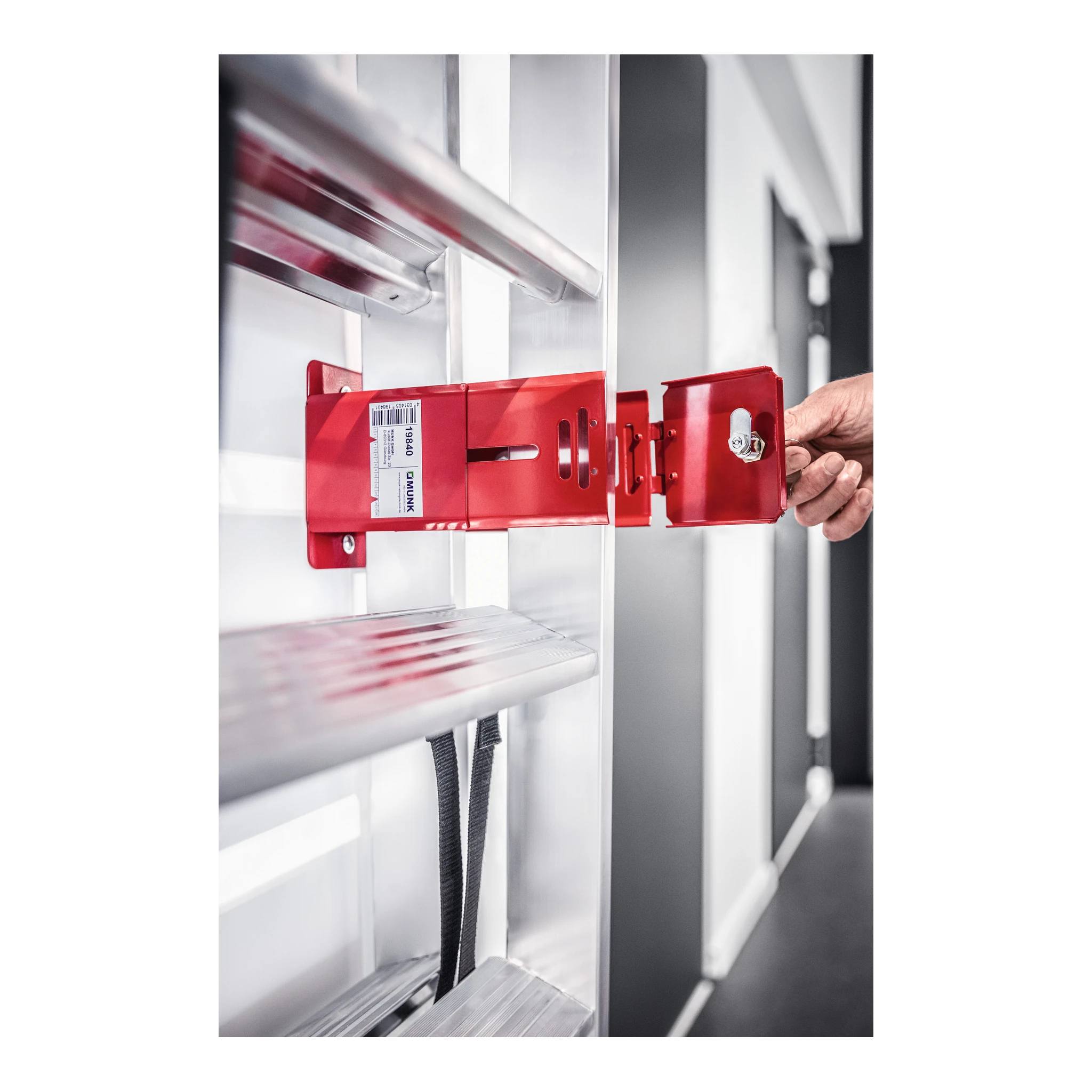 MUNK | Leiterhalterung pulverbeschichtet RAL 3000 mit CL1-Schloss – Bild 3