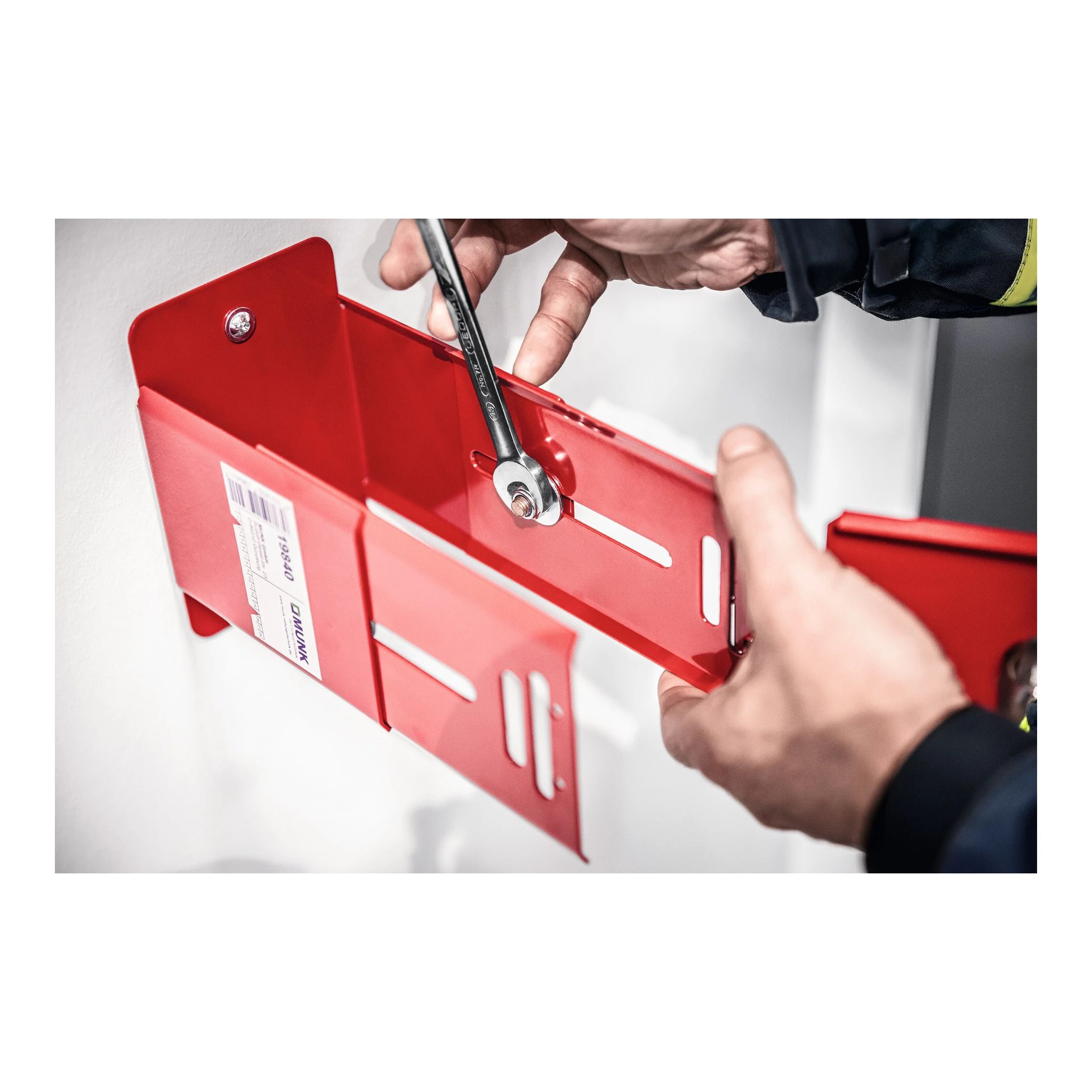 MUNK | Leiterhalterung pulverbeschichtet RAL 3000 mit CL1-Schloss – Bild 4