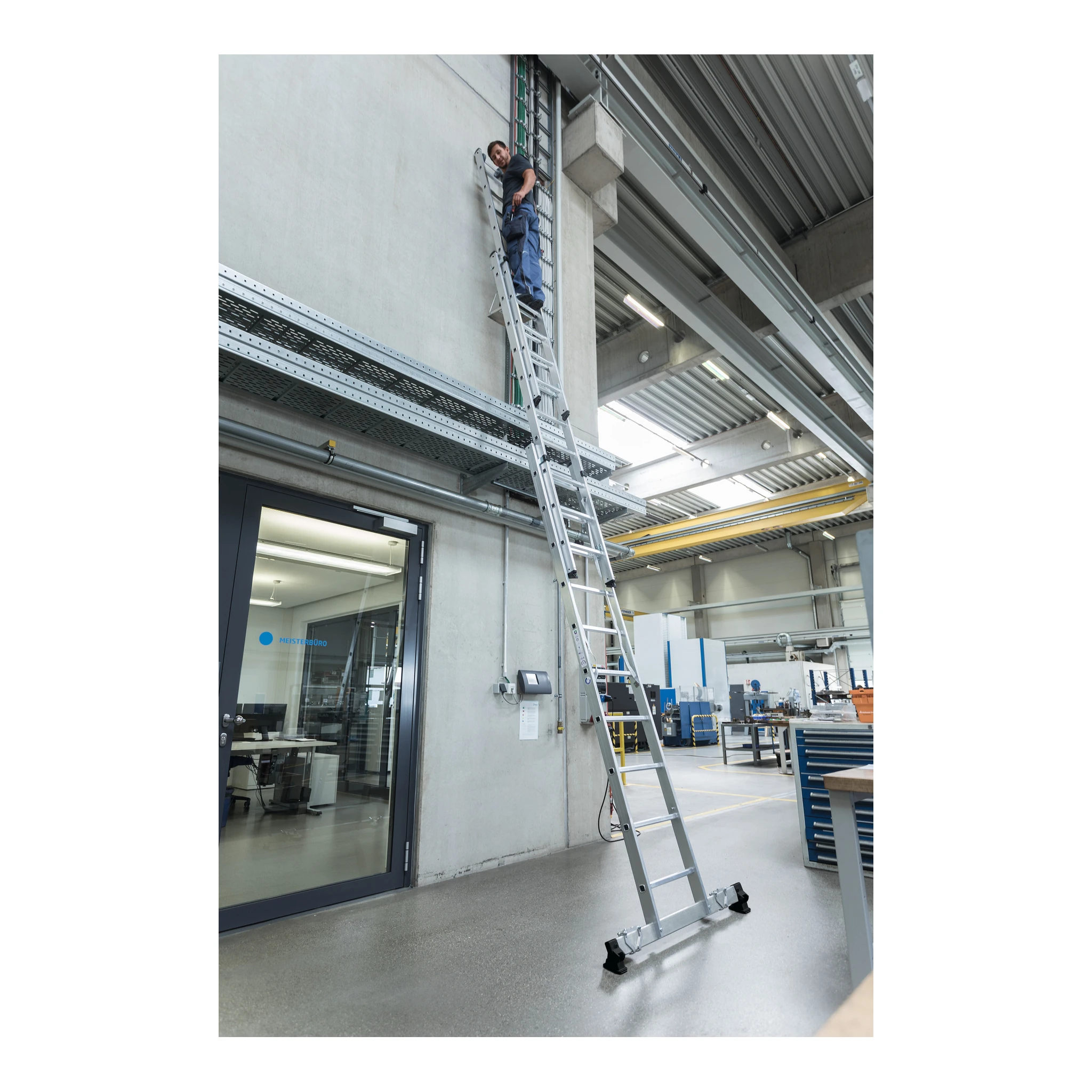 MUNK | Mehrzweckleiter 3-teilig mit nivello®-Traverse und Wandlaufrollen 3x10 Sprossen – Bild 4
