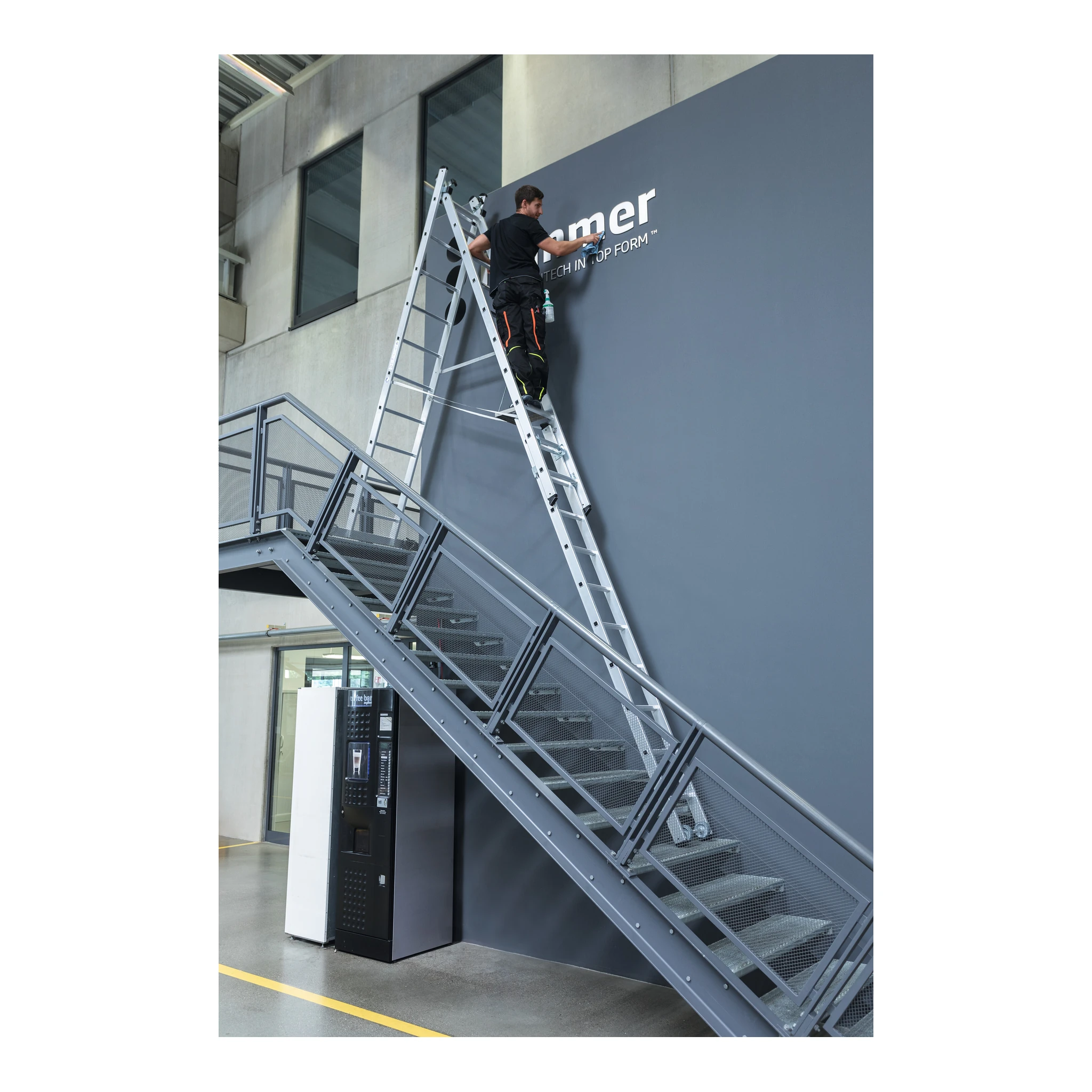 MUNK | Mehrzweckleiter 3-teilig mit nivello®-Traverse und Wandlaufrollen 3x10 Sprossen – Bild 6