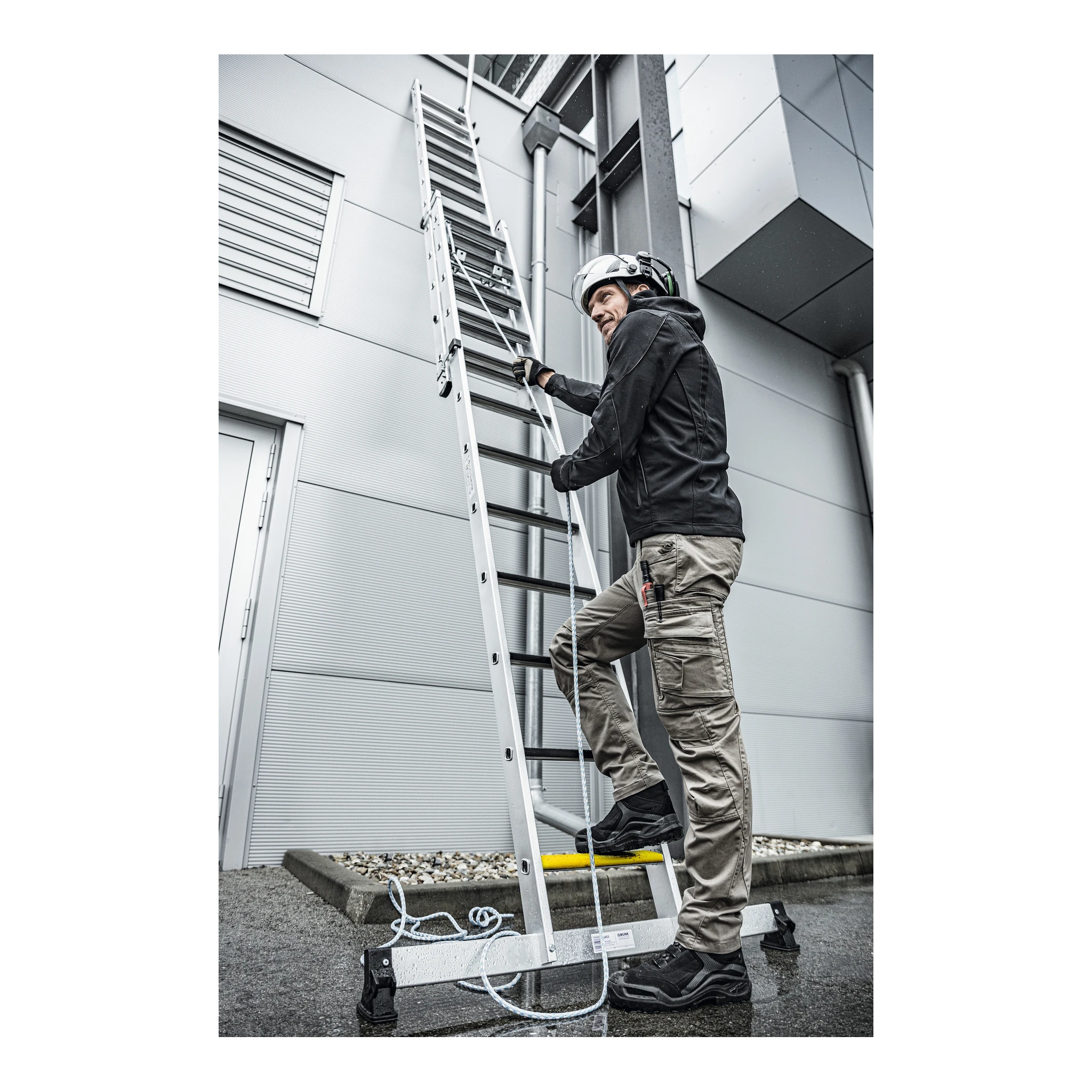 MUNK | Stufen-Seilzugleiter 2-teilig mit nivello Traverse und clip-step R13 2x12 Stufen – Bild 3