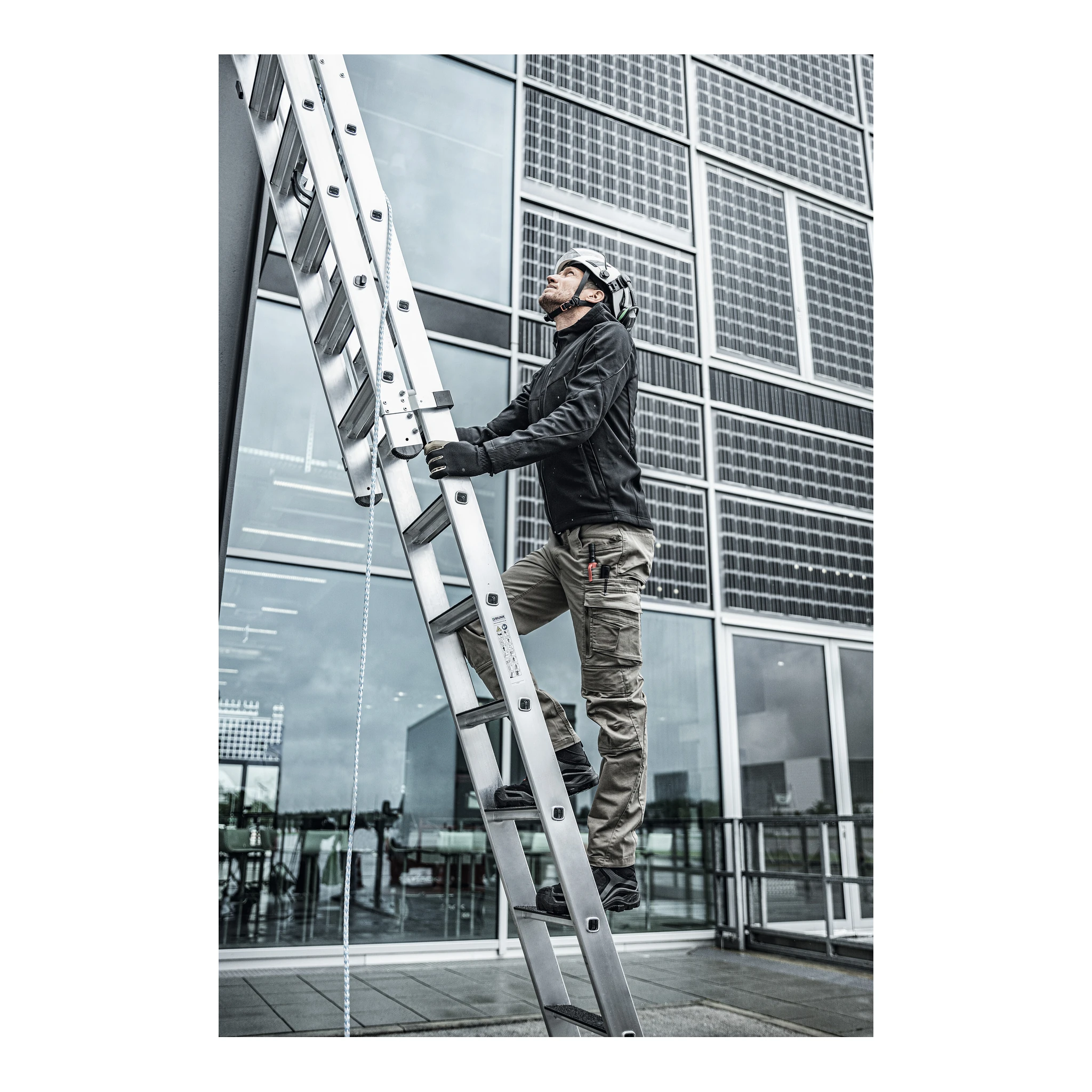 MUNK | Stufen-Seilzugleiter 2-teilig mit nivello Traverse und clip-step R13 2x12 Stufen – Bild 7