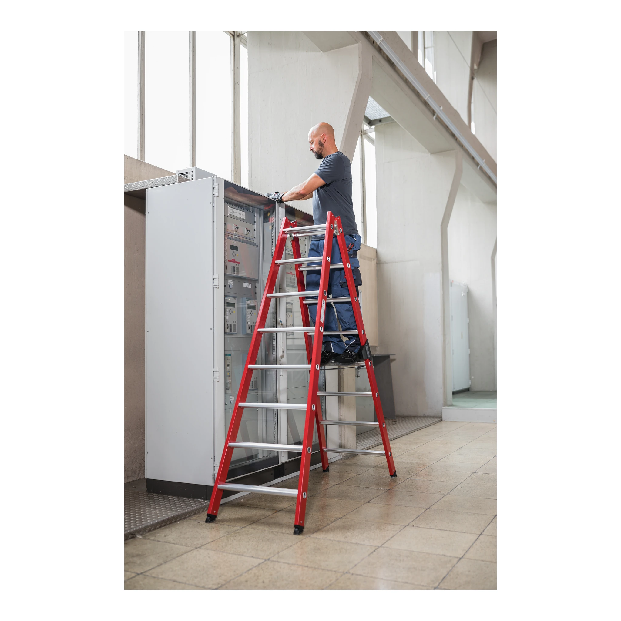 MUNK | Stufen-Stehleiter beidseitig begehbar GFK / Alu 2x12 Stufen – Bild 2