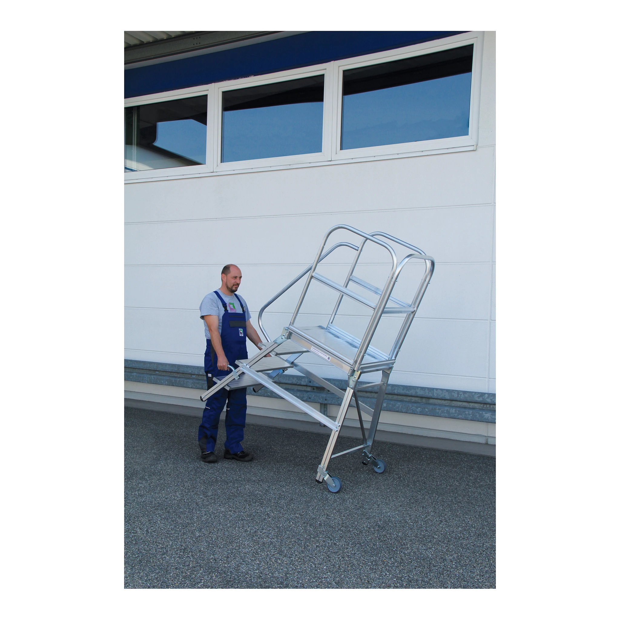 MUNK | Podesttreppe einseitig begehbar mit Rollen und Griffen Aluminium geriffelt 4 Stufen – Bild 2